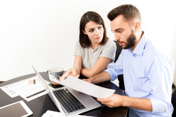 couple discussing depicting option vs discount and full-service heating oil